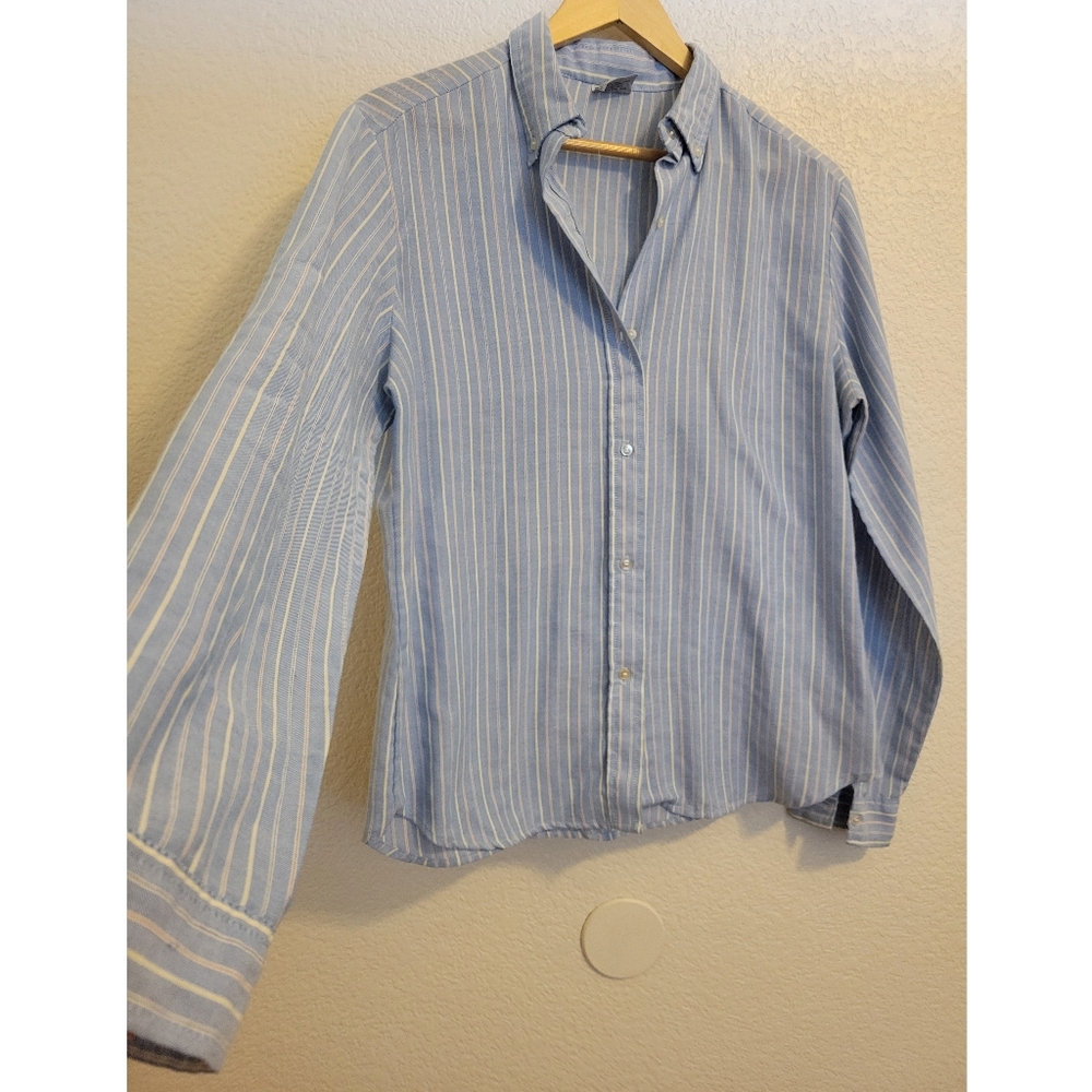 VNT womens button down striped blue Size 15/16 fits like a medium